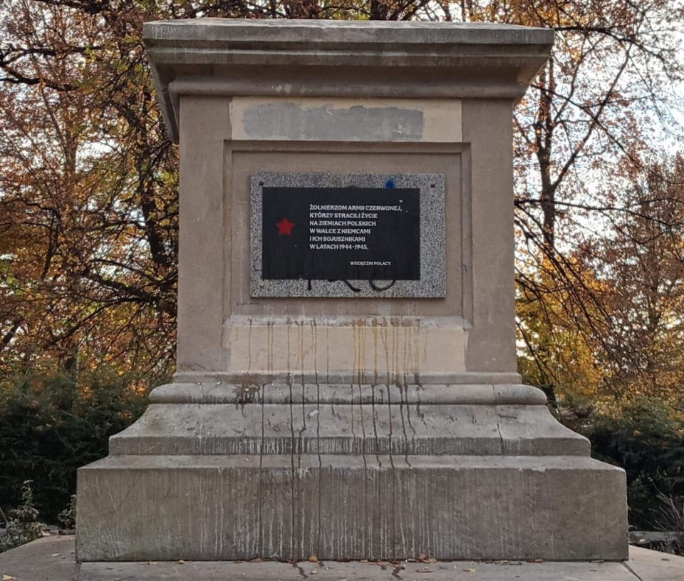 Napis na zdemontowanym pomniku Armii Radzieckiej - [fot: Elżbieta Słodkowska]