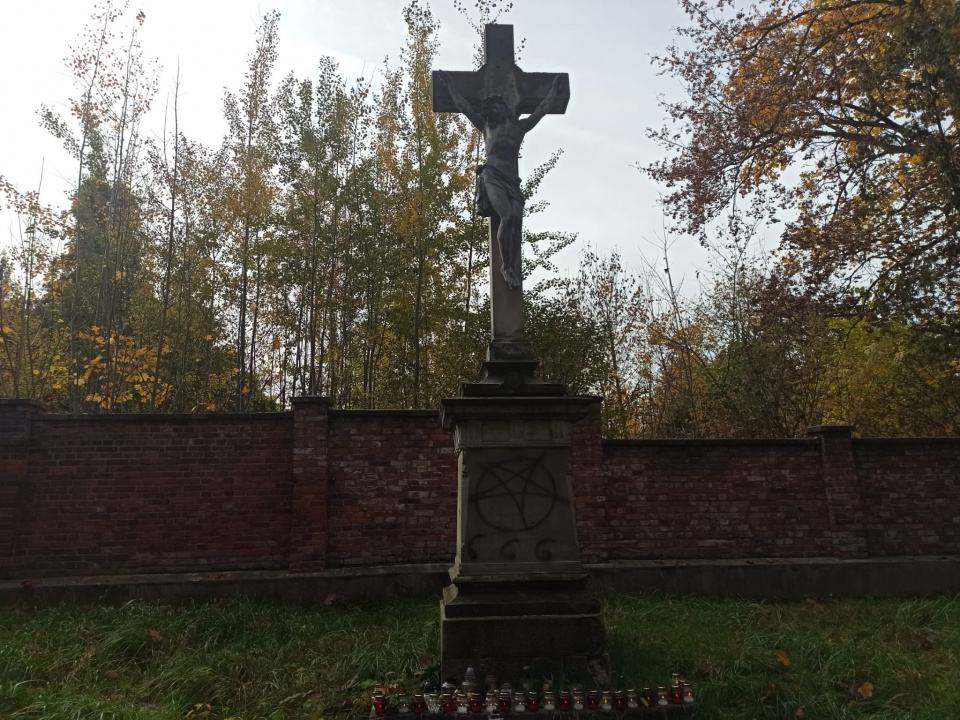 Zniszczone pomniki na cmentarzu przy ul. Wrocławskiej w Opolu [fot. słuchacz Radia Opole]