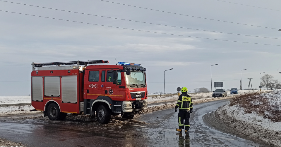 DK 38 strażacy pilnujący wjazdu do miejscowości Grobniki - [fot: Grzegorz Frankowski]