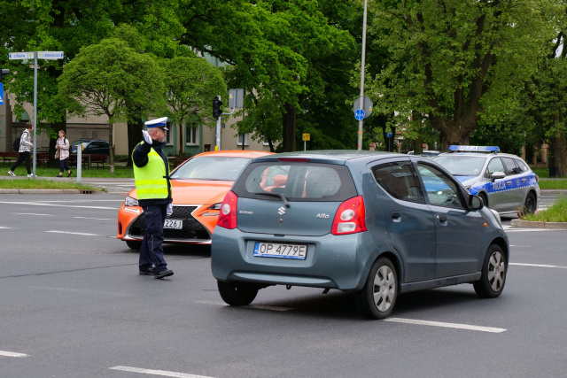 Przy wielu cmentarzach ruchem pokieruje policja. Kierowcy powinni pamiętać znaczenie komend