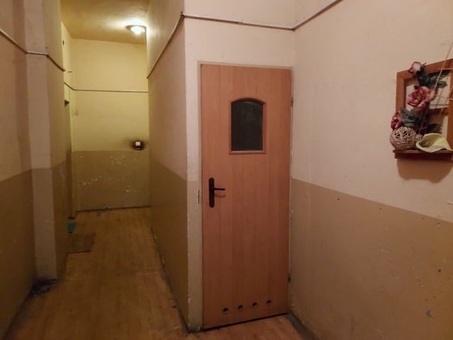 Prudnik: za potrzebą niektórzy lokatorzy kamienic muszą wychodzić do toalet na korytarzach
