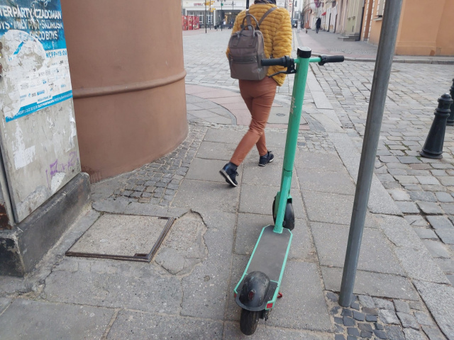 Porzucone na chodnikach hulajnogi plagą Opola [INTERWENCJA]