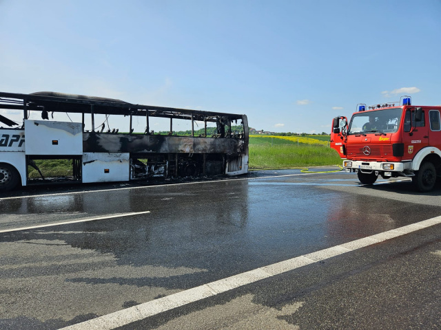 Pożar autokaru ze szkolną wycieczką na autostradzie A4. Droga jest już przejezdna