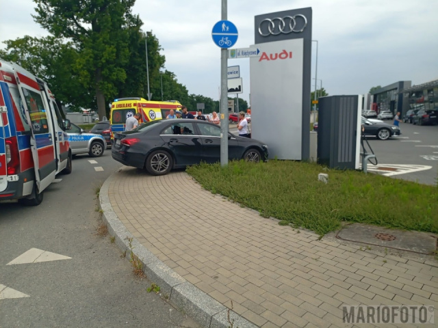 Zderzenie dwóch samochodów na ul. Opolskiej. Nie żyje jeden z kierowców