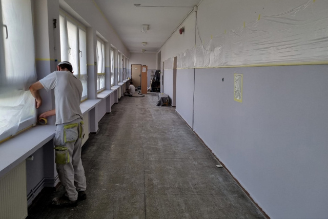 Wakacyjny czas remontów. Odnowione zostaną klasy w Olszowej i Jaryszowie