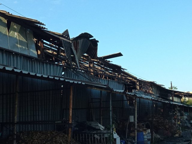 Pożar hali w Nysie. Dwóch strażaków poszkodowanych podczas akcji gaśniczej