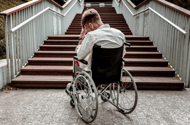 Niepełnosprawni mają problemy z likwidacją barier architektonicznych. Brakuje wykonawców z branży budowlanej