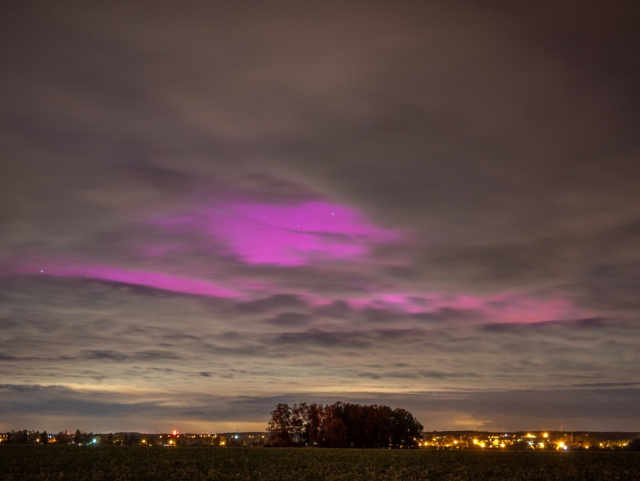 Piękne zjawisko na niebie uchwycił fotograf z Olesna. Zorza polarna na południu Polski to unikat