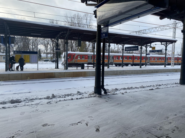 Zima paraliżuje kolej. Nawet 150 minut muszą czekać pasażerowie na pociąg