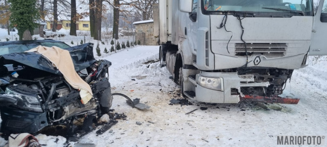 Czołowe zderzenie samochodu osobowego z ciężarówką w Biskupowie