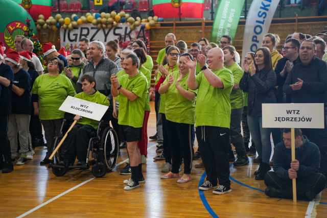 Sportowe zmagania osób z niepełnosprawnościami. Mikołajkowe Igrzyska Bez barier w Dobrzeniu Wielkim.