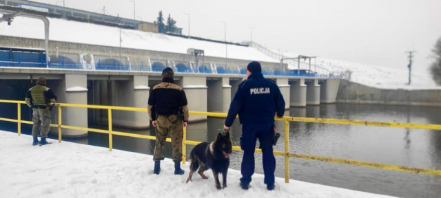 Policjanci i straż rybacka razem przeciwko kłusownikom grasującym na akwenach