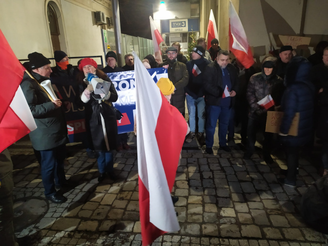 Protest w obronie Telewizji Polskiej. Przed siedzibą TVP3 Opole pojawili się zwolennicy i przeciwnicy zmian