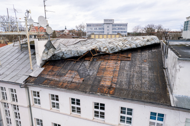 Wieje w regionie. Uszkodzony dach na budynku Radia Opole [AKTUALIZACJA]