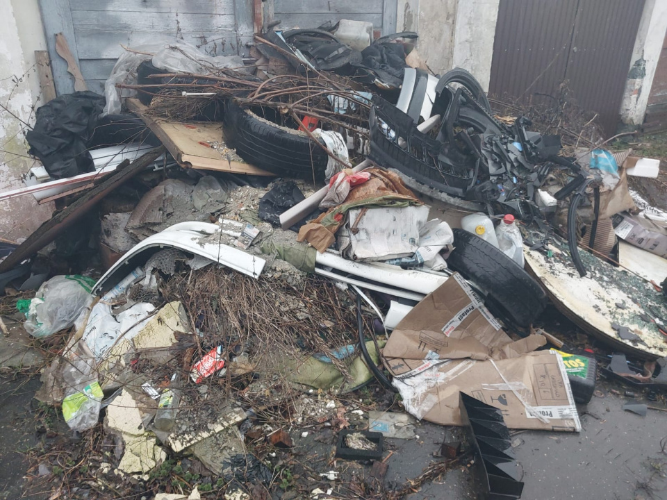 śmieci przy garażach na ul. Luboszyckiej w Opolu [fot. Agnieszka Stefaniak]