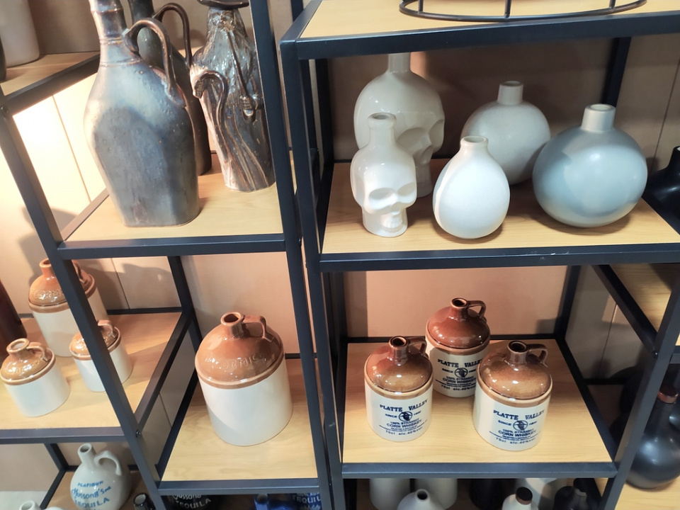 Wystawa ceramiki w Tułowickim Ośrodku Kultury [fot. Witold Wośtak]