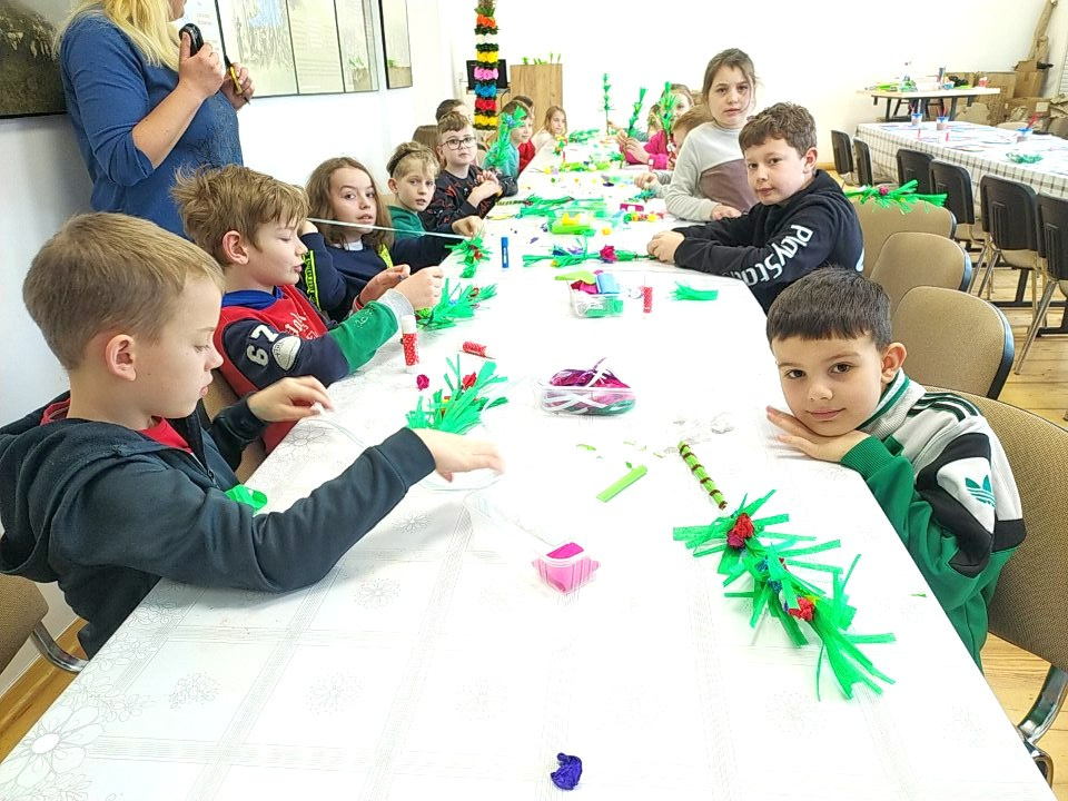 Warsztaty robienia palm wielkanocnych dla uczniów PSP 3 w Praszce [fot. Witold Wośtak]