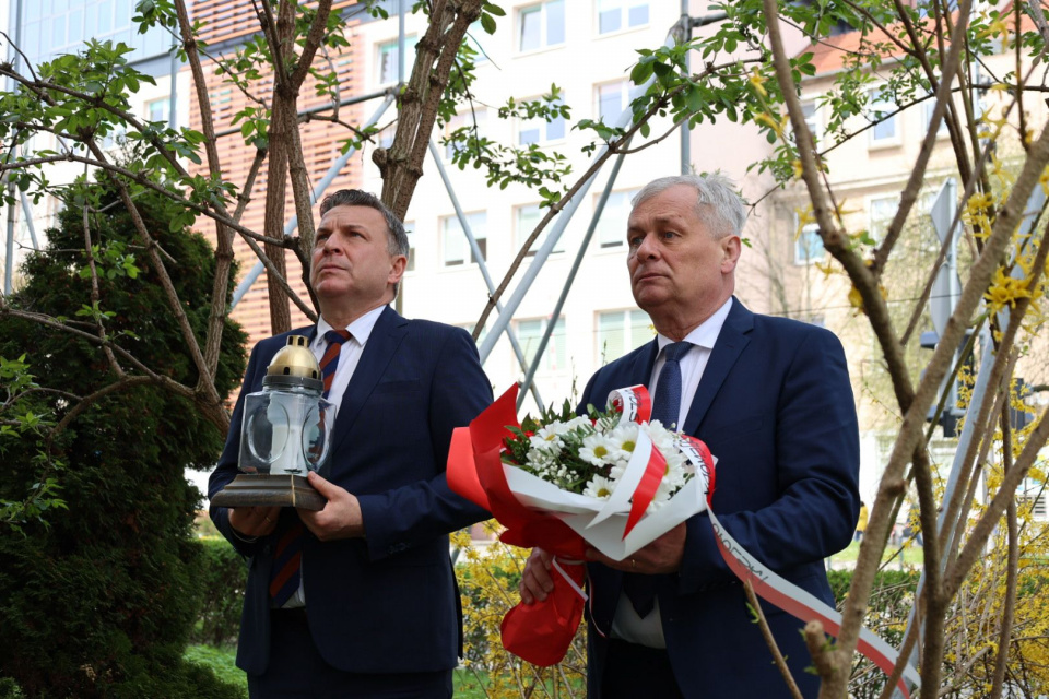 Wojewoda opolski uczcił 150. rocznicę urodzin Wojciecha Korfantego i złożył wiązanki kwiatów przed tablicami upamiętniającymi tę powstać w Opolu [fot. mat. wojewody]