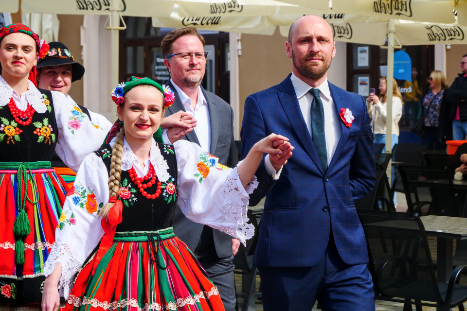 Mieszkańcy regionu zatańczyli poloneza na opolskim rynku [fot. Julia Pietkiewicz]