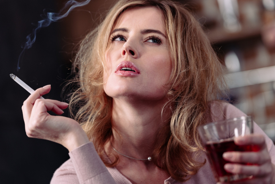 alkohol, papierosy, zdjęcie poglądowe. [fot. elements.envato.com]