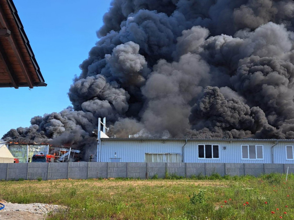 Pożar fabryki mebli w Niwnicy [fot. materiały słuchaczki]