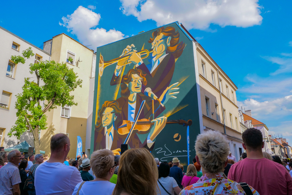 Oficjalne odsłonięcie muralu Zbigniewa Wodeckiego [fot. Adam Dubiński]