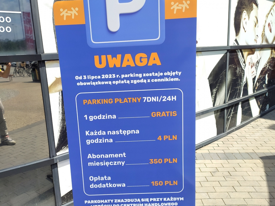 Parking płatny przy CH Karolinka [fot. Witold Wośtak]