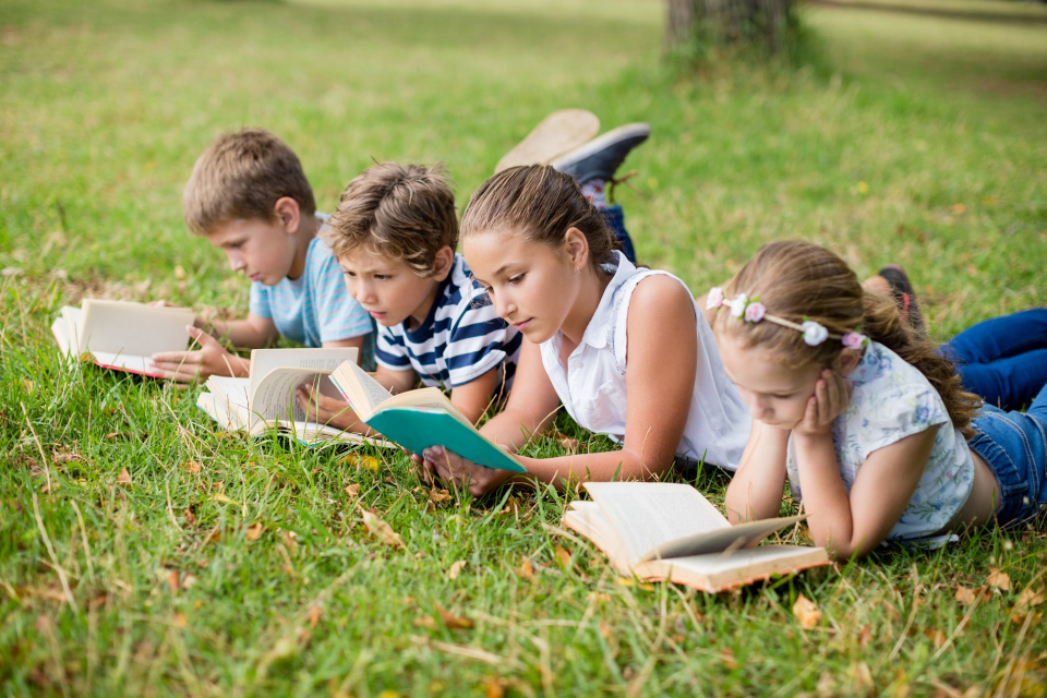 dzieci czytające książki, zdjęcei poglądowe. [Fot. elements.envato.com]