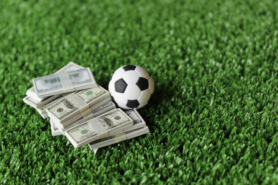 futbol, pieniądze, zdjęcei poglądowe.[fot. elements.envato.com]