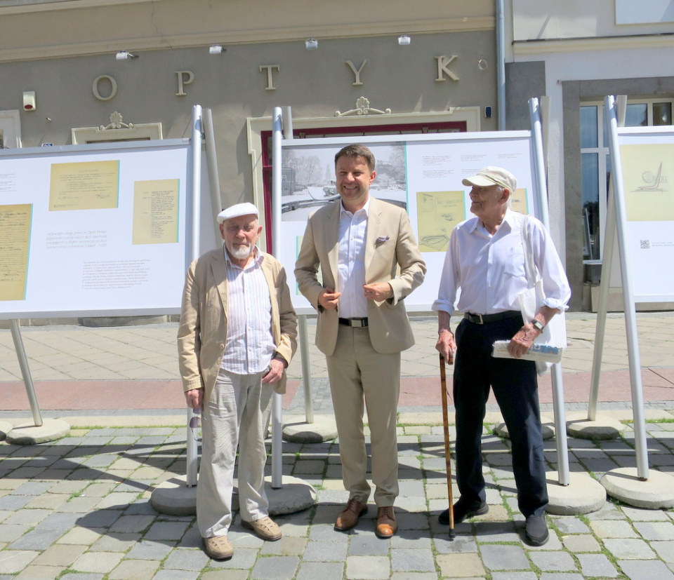 Od lewej: Jerzy Beski, Arkadiusz Wiśniewski i Andrzej Hamada na otwarciu wystawy o Florianie Jesionowskim [fot. Mariusz Majeran]
