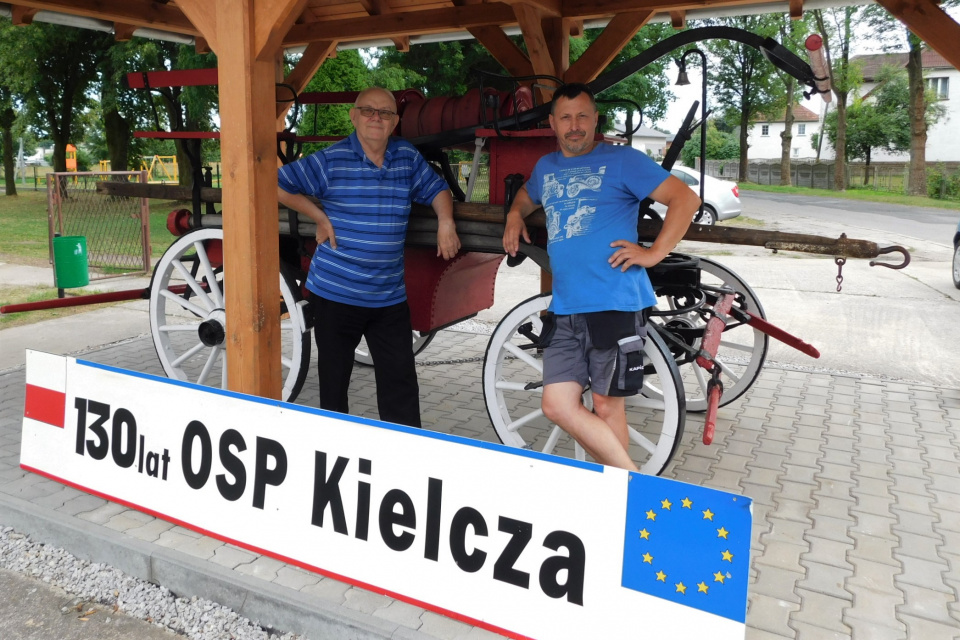 OSP Kielcza ma 130 lat. Henryk Bartoszek i Jarosław Grondes przy zabytkowej sikawce sprzed 1900 roku [fot. Joanna Gerlich]