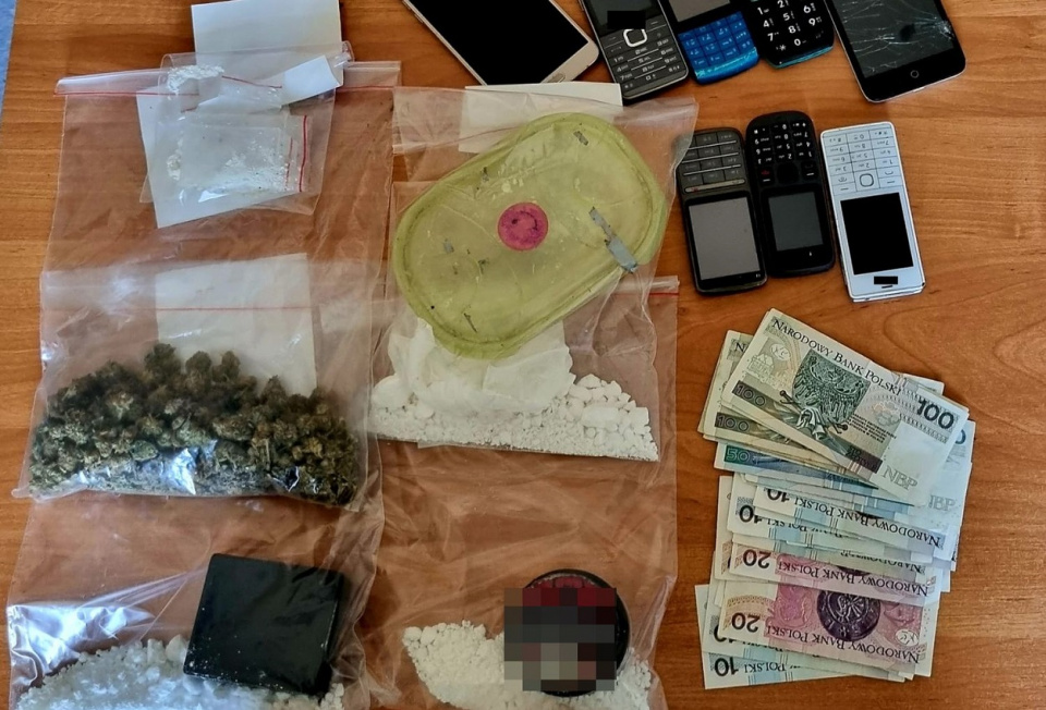 Narkotyki znalezione przez policję podczas przeszukania mieszkania 49-letniego mężczyzny z powiatu prudnickiego [fot. KPP Prudnik]