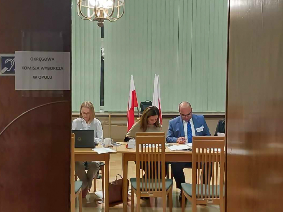Liczenie i sprawdzanie raportów głosów w OKW w Opolu fot. Agnieszka Stefaniak