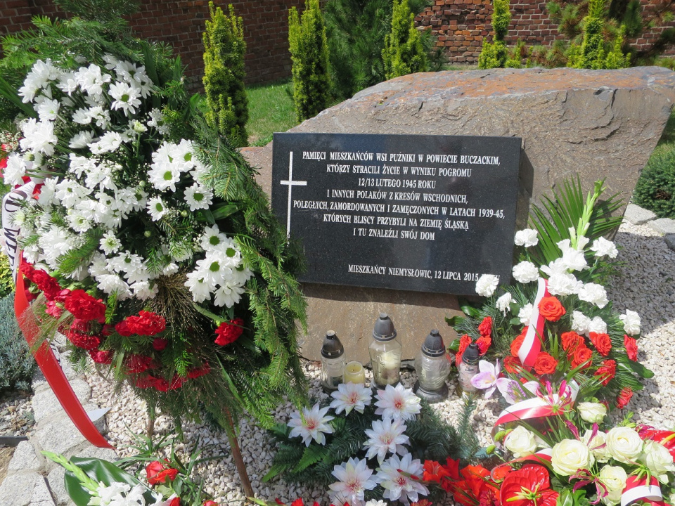 Niemysłowice. Pomnik upamiętniający polskie ofiary ukraińskiego pogromu w Puźnikach [fot. Jan Poniatyszyn]