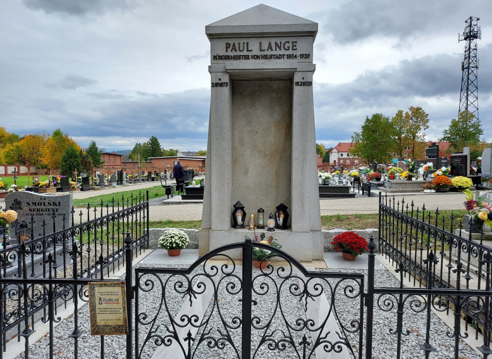 Prudnicki cmentarz komunalny. Pomnik nagrobny Paula Langego [fot. Jan Poniatyszyn]