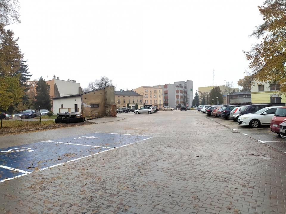 Rozbudowany parking za magistratem i starostwem w Kluczborku [fot. Witold Wośtak]