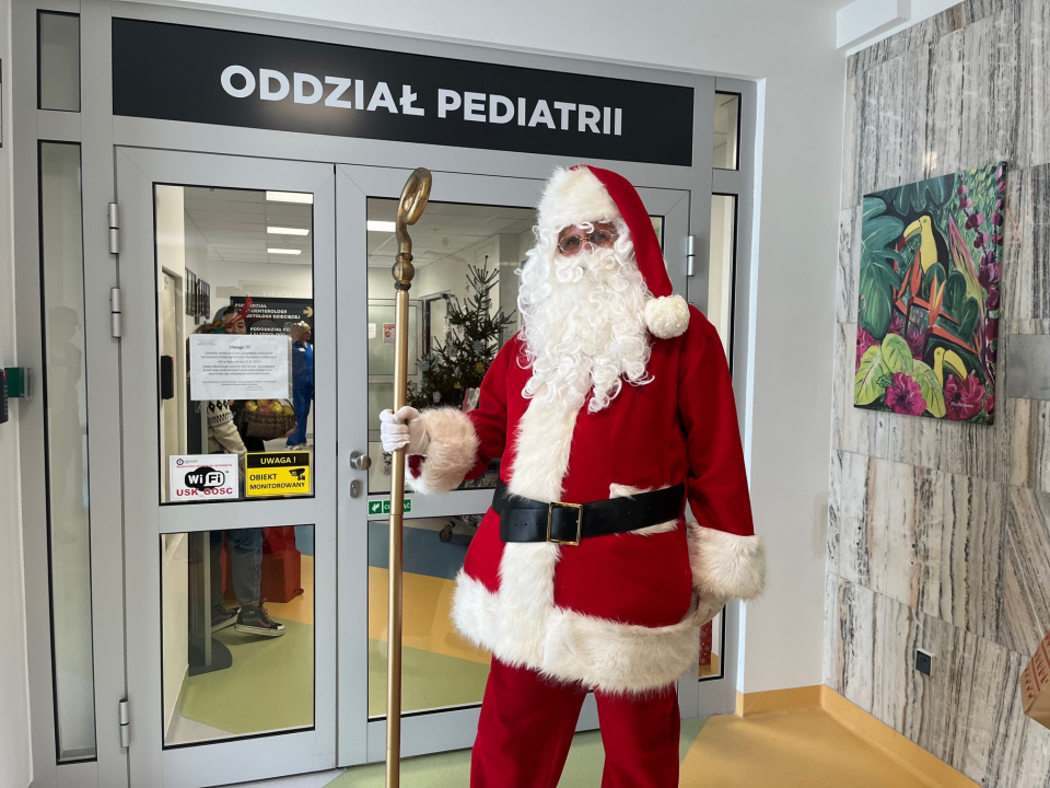 Mikołaj odwiedził pacjentów USK w Opolu [fot. Monika Matuszkiewicz-Biel]