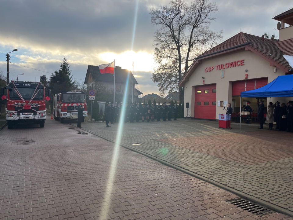 Strażacy z OSP Tułowice otrzymali nowy samochód ratowniczo-gaśniczy [fot. Monika Matuszkiewicz-Biel]