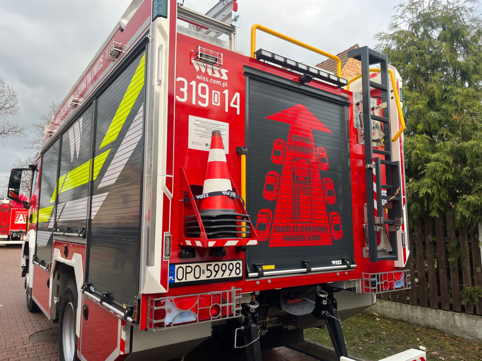 Strażacy z OSP Tułowice otrzymali nowy samochód ratowniczo-gaśniczy [fot. Monika Matuszkiewicz-Biel]