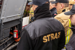 Strażacy poznawali specyfikę działania baterii w autobusach elektrycznych [fot. Adam Dubiński]