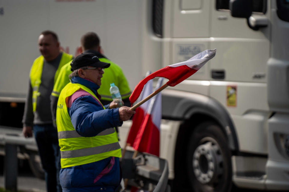 Protest rolników na rondzie przy węźle autostradowym Opole Zachód [fot. Jarosław Madzia]