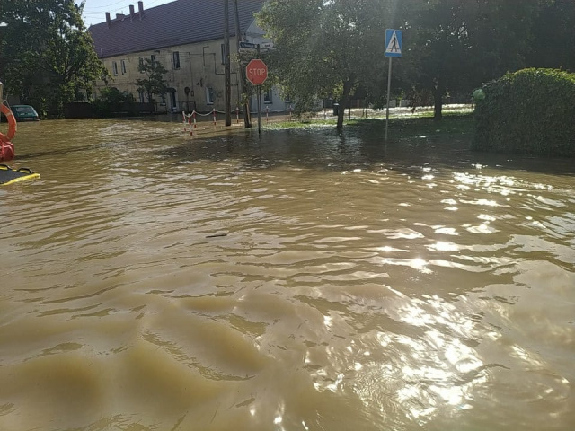 Pierwszy raz w historii powódź dotarła na Rynek w Lewinie Brzeskim. Kilka godzin temu było sucho