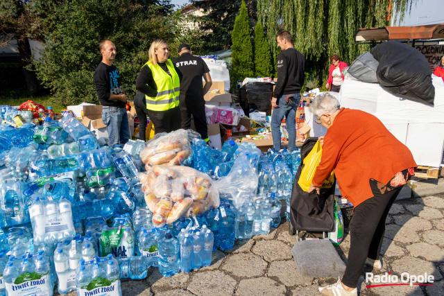 Od miodu po ręczniki. Punkt darów w Głuchołazach działa prężnie [ZDJĘCIA]