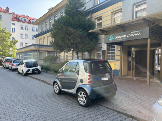 Parking przy przychodni przy ul. Kościuszki w Opolu [fot. Monika Matuszkiewicz]
