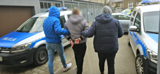 Biegał z siekierą, groził i potrącił policjanta. Awanturnik zatrzymany w gminie Strzelce Opolskie