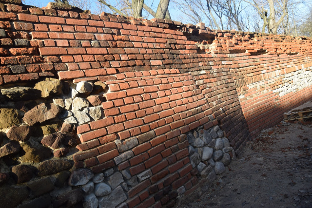 Głogówek: odnowienie historycznych murów miejskich droższe niż zakładano
