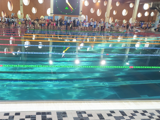Kilkaset dzieci od rana rywalizuje w zawodach pływackich na Wodnej Nucie