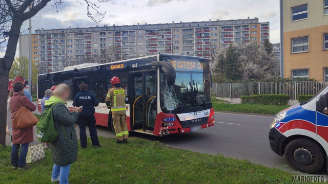 Zderzenie autobusu MZK z autem osobowym w Opolu. Dwie osoby poszkodowane