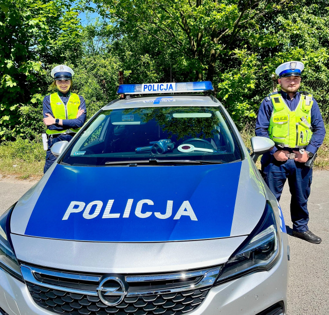 Policyjna eskorta z rannym 6-latkiem do szpitala w Oleśnie