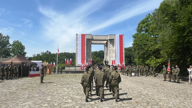 Przyszli żołnierze uczcili Dzień Kadeta. Uroczystości przed pomnikiem na Górze św. Anny